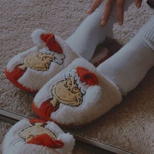Cute Grinch Fuzzy Slippers 💚❤️